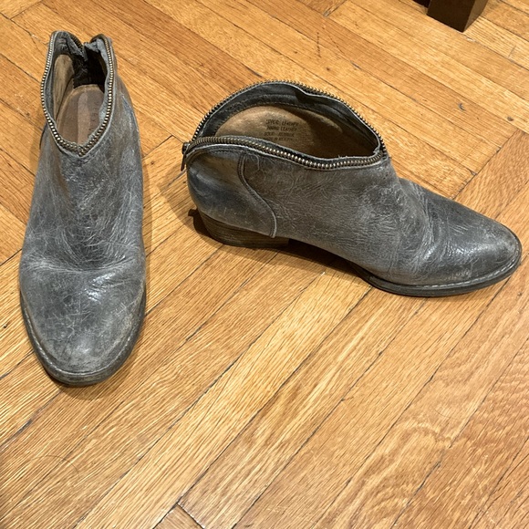 Very Volatile Distressed Western Bootie with Zipper Ankle - Picture 7 of 11